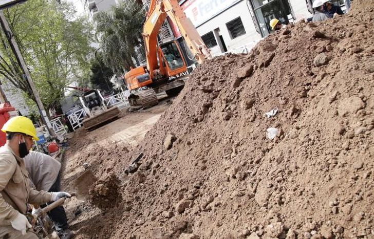 Las cuadrillas instalan nuevas cañerías.