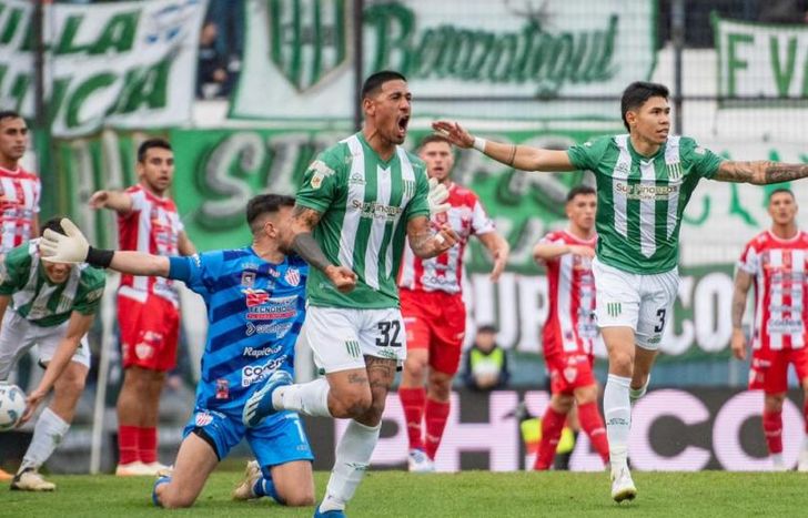 Yonatán Rodríguez festeja su gol.
