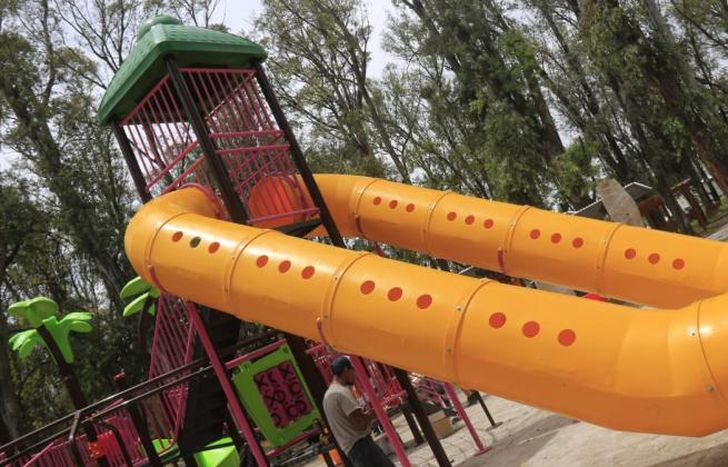 Ya están instalando los juegos recreativos y aeróbicos.