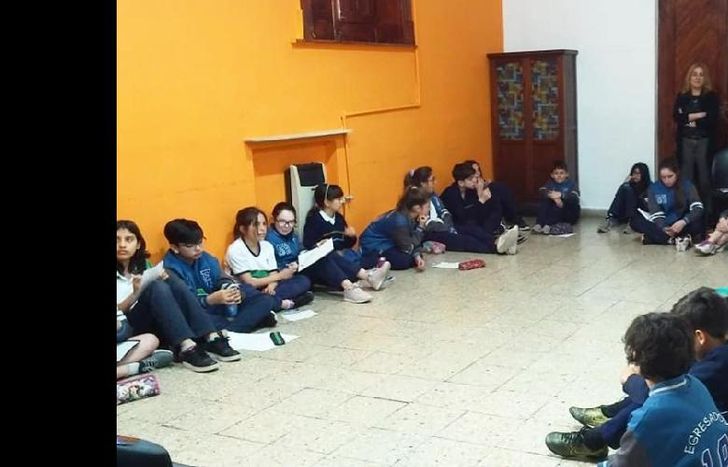 Las charlas en escuelas buscan promover el  compañerismo y la integración.