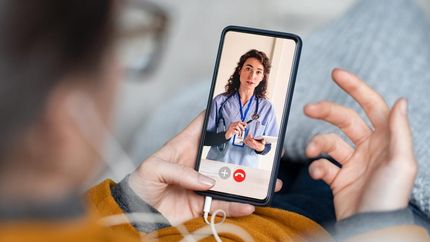 Desde un celular o computadora se puede recibir atención médica.