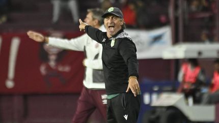 Pedro Troglio durante el Clásico del Sur. Pedro Troglio durante el Clásico del Sur.