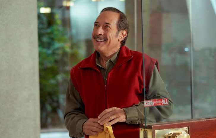 El actor es un intrometido portero.