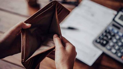 Un 11% de los hogares en deuda enfrentan embargos de sueldos o bloqueos de cuentas.