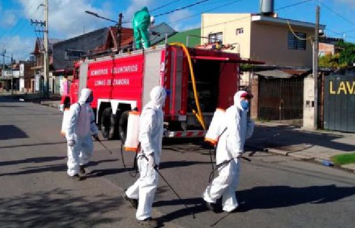 Mientras, siguen los operativos de desinfección en las calles.