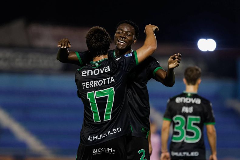 Tizziano Perrotta festeja suprimer gol con Danilo Arboleda.