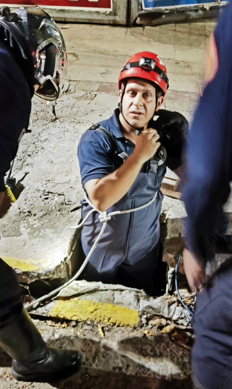 Un bombero baj&oacute; a la alcantarilla con un sistema de cuerdas.