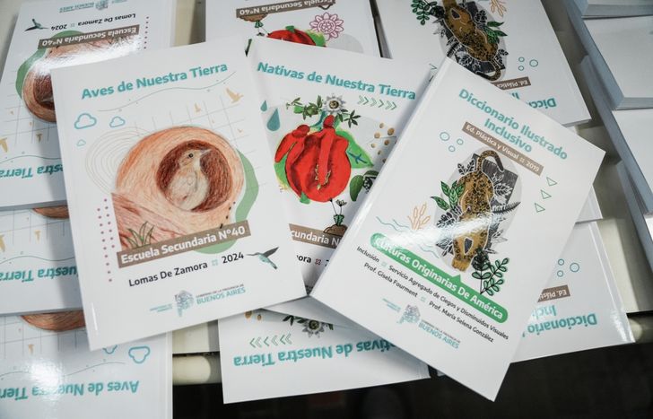 Los cuatros libros se imprimieron y están siendo entregados en diferentes lugares.