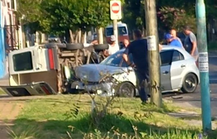 La camioneta y el auto chocaron en De Los Eucaliptus y El Zorzal.