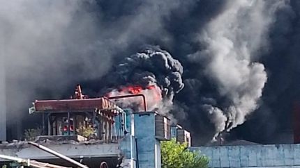 El incendio en la antigua fábrica de Llavallol. El incendio en la antigua fábrica de Llavallol.