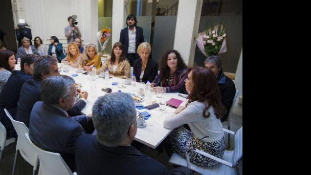 Télam 21/04/2016 Buenos Aires: La ex presidenta Cristina Fernández de Kirchner se encuentra en la sede del Instituto Patria, en el barrio porteño de Congreso, donde se reúne con una veintena de senadores del bloque del Frente para la Victoria (FpV). Foto: Prensa Cristina Kirchner/Télam/aa