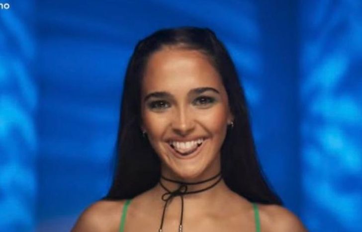 Delfina, en el centro de la escena.