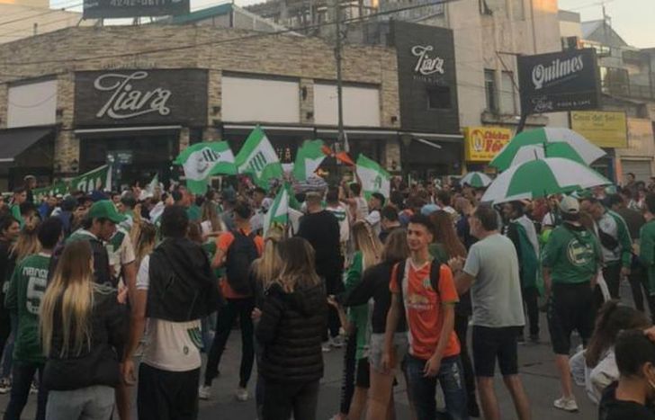 Maipú y Alsina, frente a la clásica confitería Tiara.