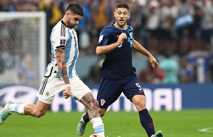 De Paul ante la marca de Kramaric.