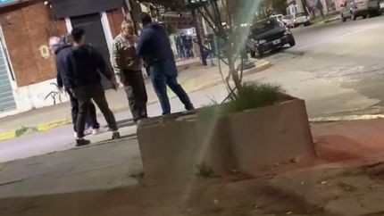 La pelea fue grabada por un vecino y se volvió viral en las redes sociales. La pelea fue grabada por un vecino y se volvió viral en las redes sociales.