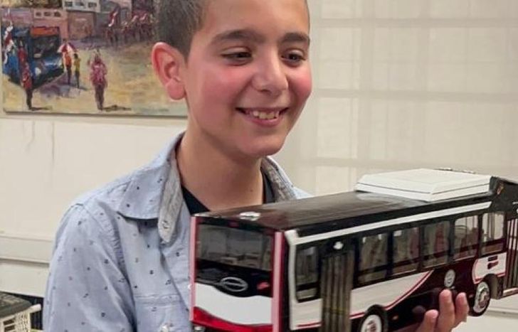 Le regalaron una maqueta de un colectivo de la empresa.