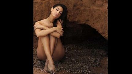 silvina, desnuda en la arena