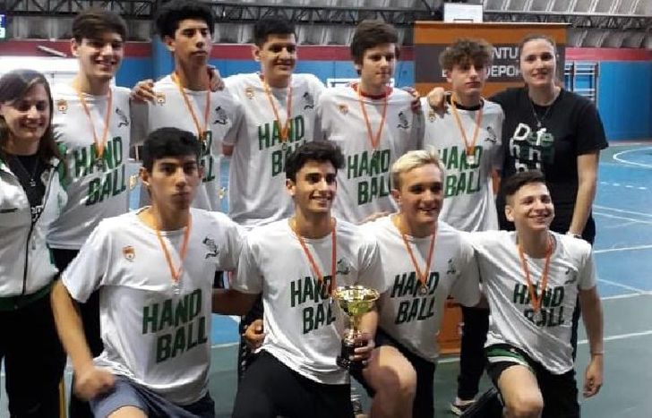 Los Juveniles alcanzaron el segundo puesto por diferencia de goles y lucen sus medallas