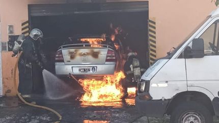Dos dotaciones y seis bomberos intervinieron para apagar el incendio. Dos dotaciones y seis bomberos intervinieron para apagar el incendio.