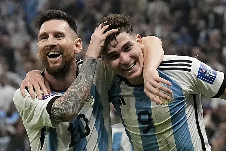 Lionel Messi y Julián Álvarez en Qatar 2022.