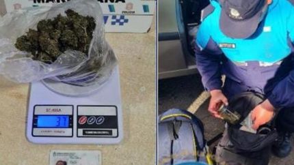 Los jóvenes fueron registrados por los uniformados.