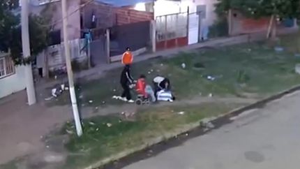 El crimen ocurrió en Moreno y quedó filmado.