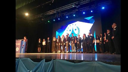 la apertura se llevó a cabo en el teatro del municipio con un plenario y la presentación de números artísticos.