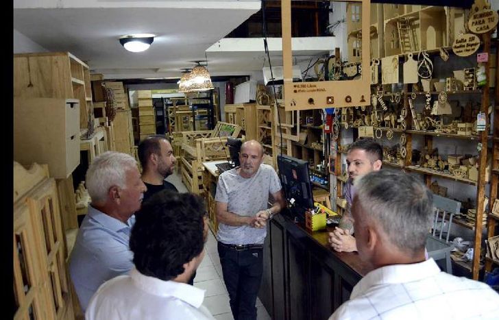 los funcionarios recorren los centros comerciales.