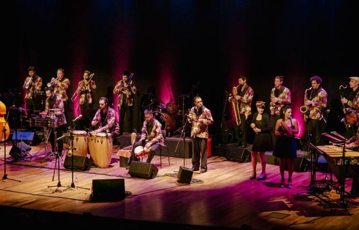 La orquesta en vivo.