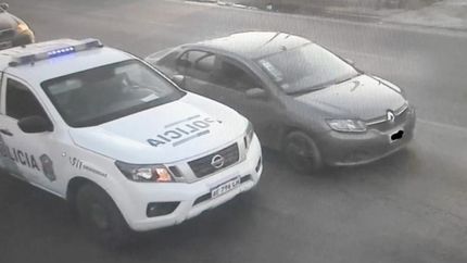 El momento en que la Policía intercepta al auto.