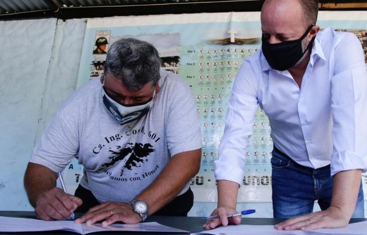 Insaurralde y Peralta estamparon la firma en el convenio.