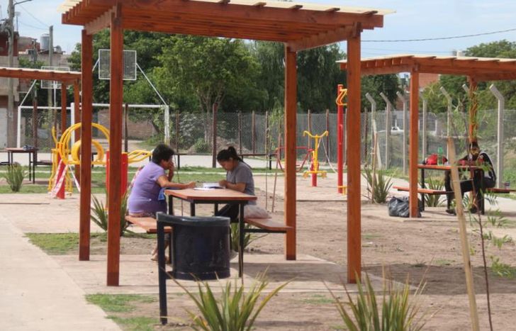 Hay sectores infantiles, deportivos y de descanso.