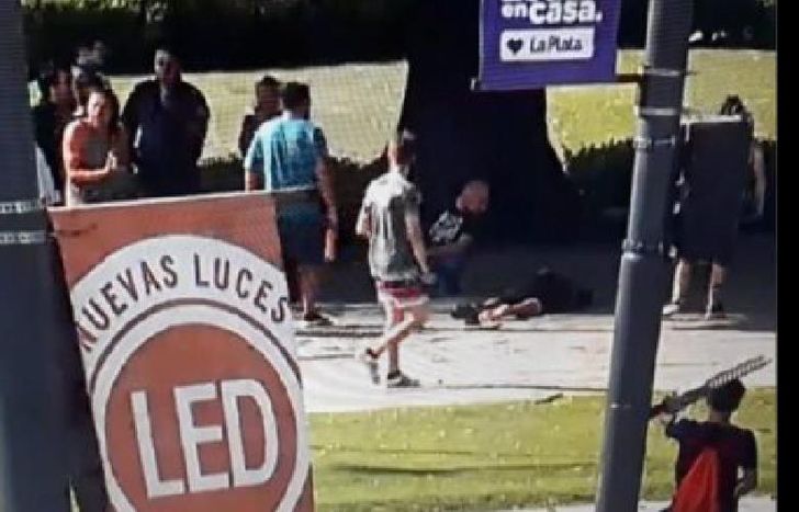 Los testigos gritaban enfáticamente con el objetivo de que el agresor se detenga, pero continuó inclusive cuando la víctima ya estaba inconsciente.