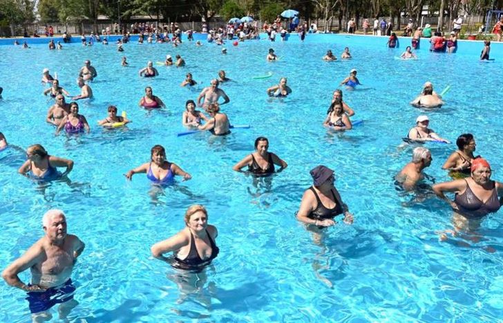 Miles de vecinos disfrutaron de las piletas en Albertina.
