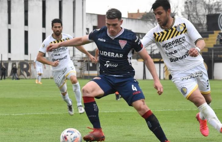 Minervino domina el balón ante la marca de Ayala.