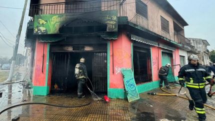 un comercio se prendio fuego en temperley: trasladaron a dos heridos