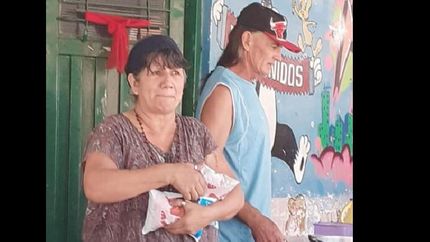 teresa junto a su marido entregando alimentos antes de la pandemia.