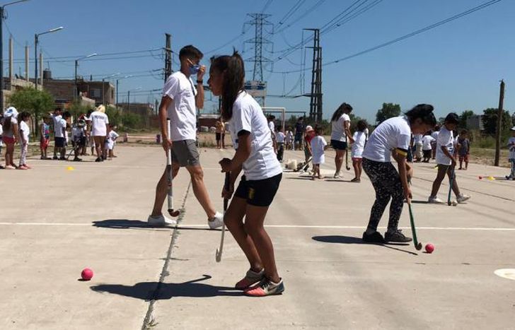 Hubo clases de hóckey y básquet.