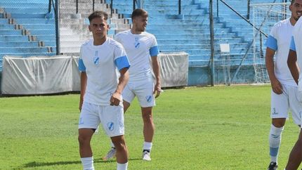 Los titulares y los suplentes se impusieron en el amistoso. Los titulares y los suplentes se impusieron en el amistoso.