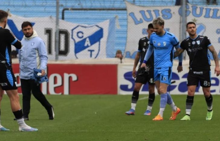 Matías Castro fue reemplazado en el partido ante San Martín de Tucumán.