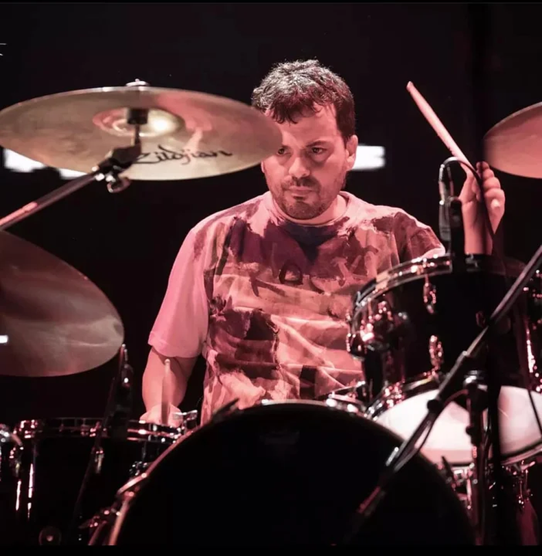 Luis Gastón Lamas, baterista de Pato Fontanet. 