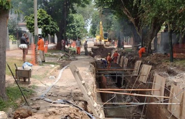 Arman un conducto principal y seis ramales de hormigón.