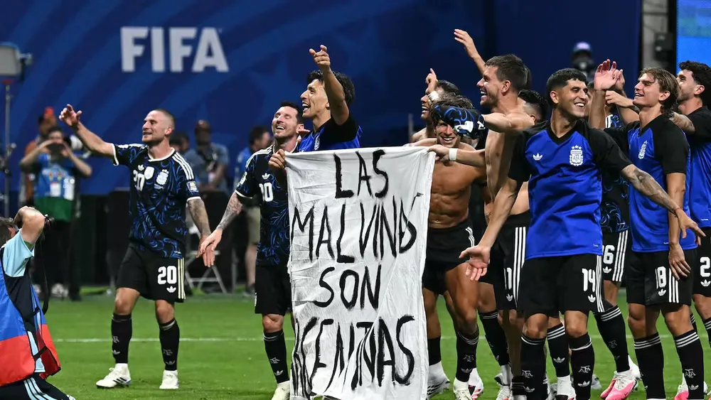 Los jugadores de la Selección Argentina con la bandera de Malvinas.&nbsp;