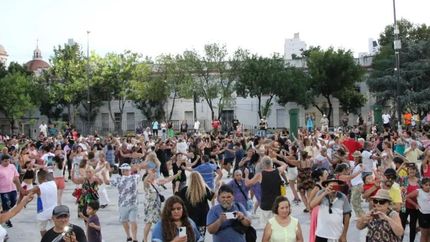 Festejo popular en la Plaza Grigera.
