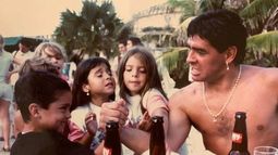 ¿Quién es este chico que juega una pulseada con Diego Maradona?