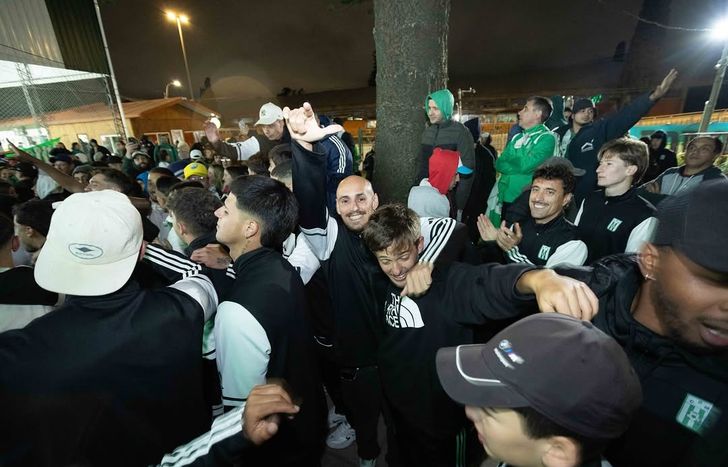 Sosa Sánchez, el ex Banfield en medio de los festejos.