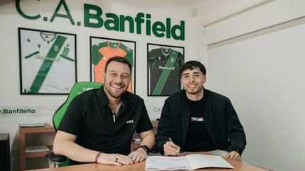 Brandon Oviedo extendió su contrato con Banfield.