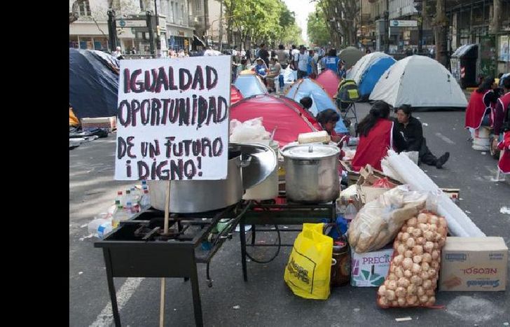 zzzznacp2NOTICIAS ARGENTINAS BAIRES, OCTUBRE 16: Manifestantes de la organización Aníbal Verón realizan un corte total de la Avenida de Mayo, frente a la jefatura de gobierno porteño, en reclamo de 300 puestos de trabajo para cooperativas. Foto NA: DANIEL VIDESzzzz