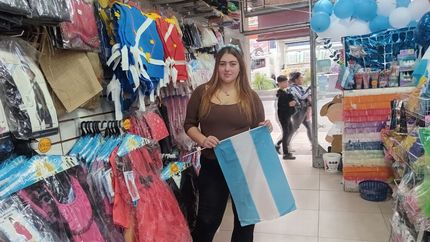 Escarapelas, gorros, pañuelos, pinturas y banderas, dentro de los productos más pedidos de cara al 25 de Mayo y el Mundial. Escarapelas, gorros, pañuelos, pinturas y banderas, dentro de los productos más pedidos de cara al 25 de Mayo y el Mundial.