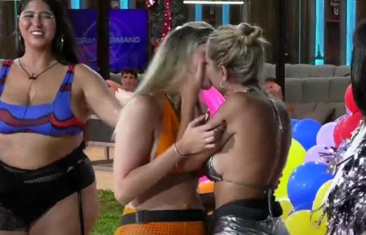 Sabrina Cortez y Denisse González encendieron la casa de Gran Hermano con un apasionado beso.